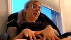 Naked amateur webcam girl fingering her pussy live on camera